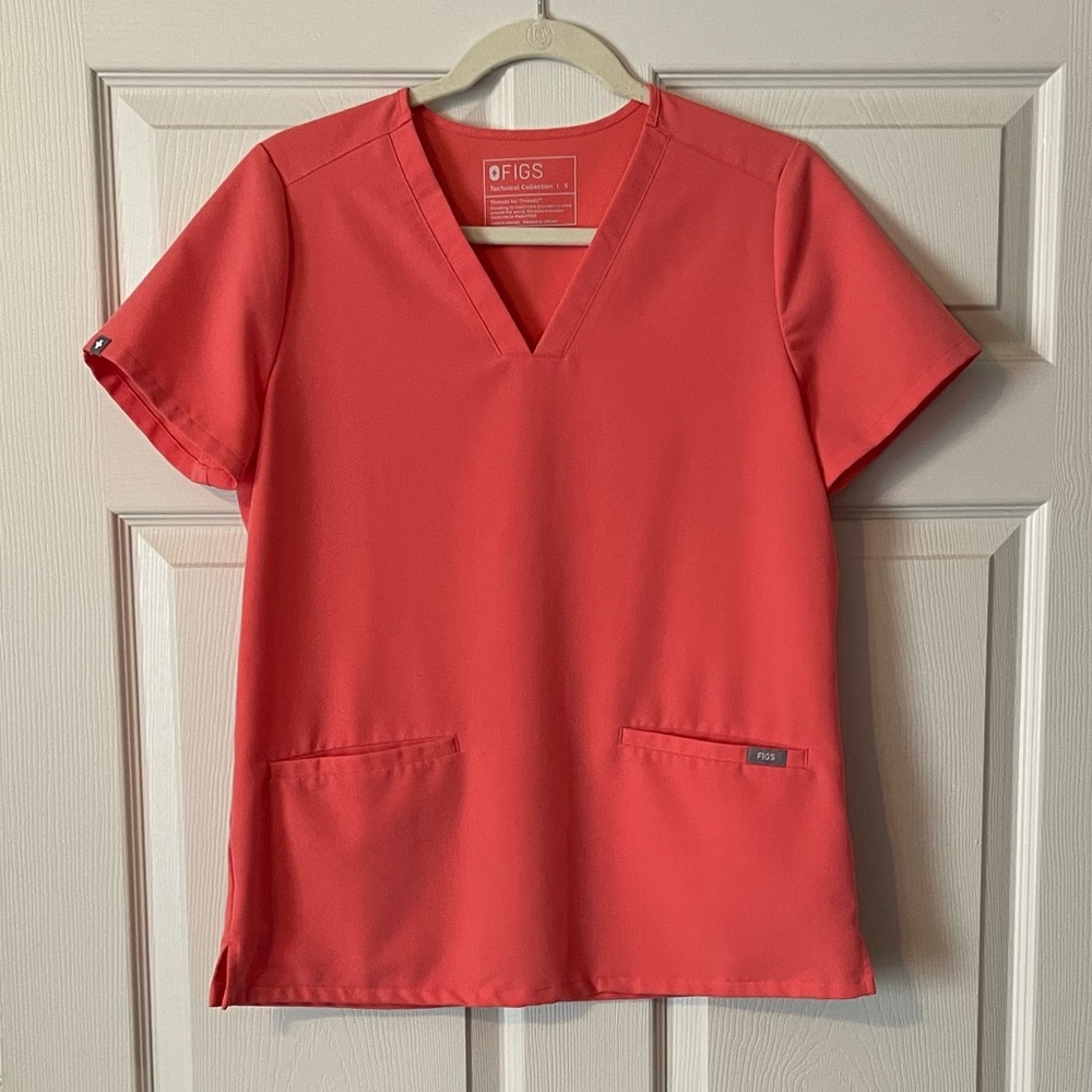 FIGS • Coral Casma 3-Pocket Scrub Top. Size S
